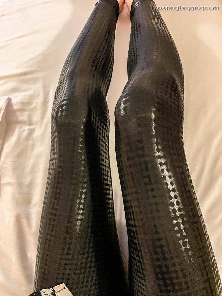 Peloton Shiny Print Leggings in Black: Awesome Casual Leggings